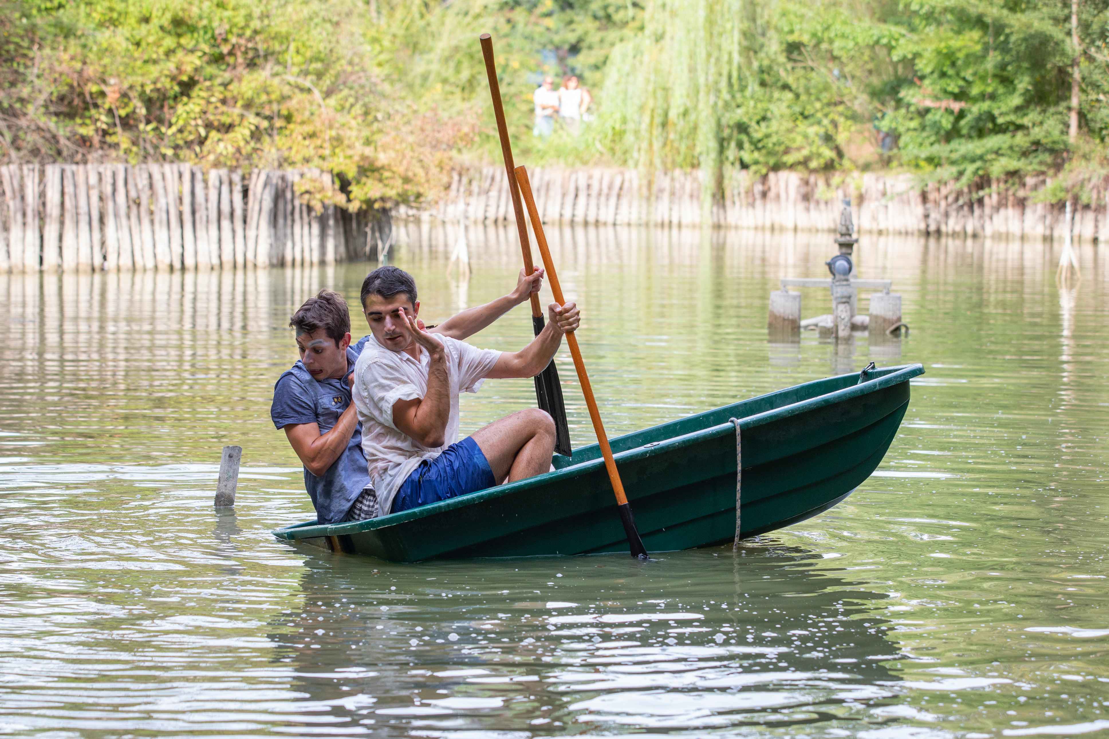 Scena dello spettacolo WATER - due clown in una barca